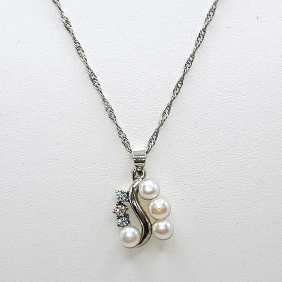 Faux Pearl and Rhinestone silvertone necklace - Picture 1 of 6